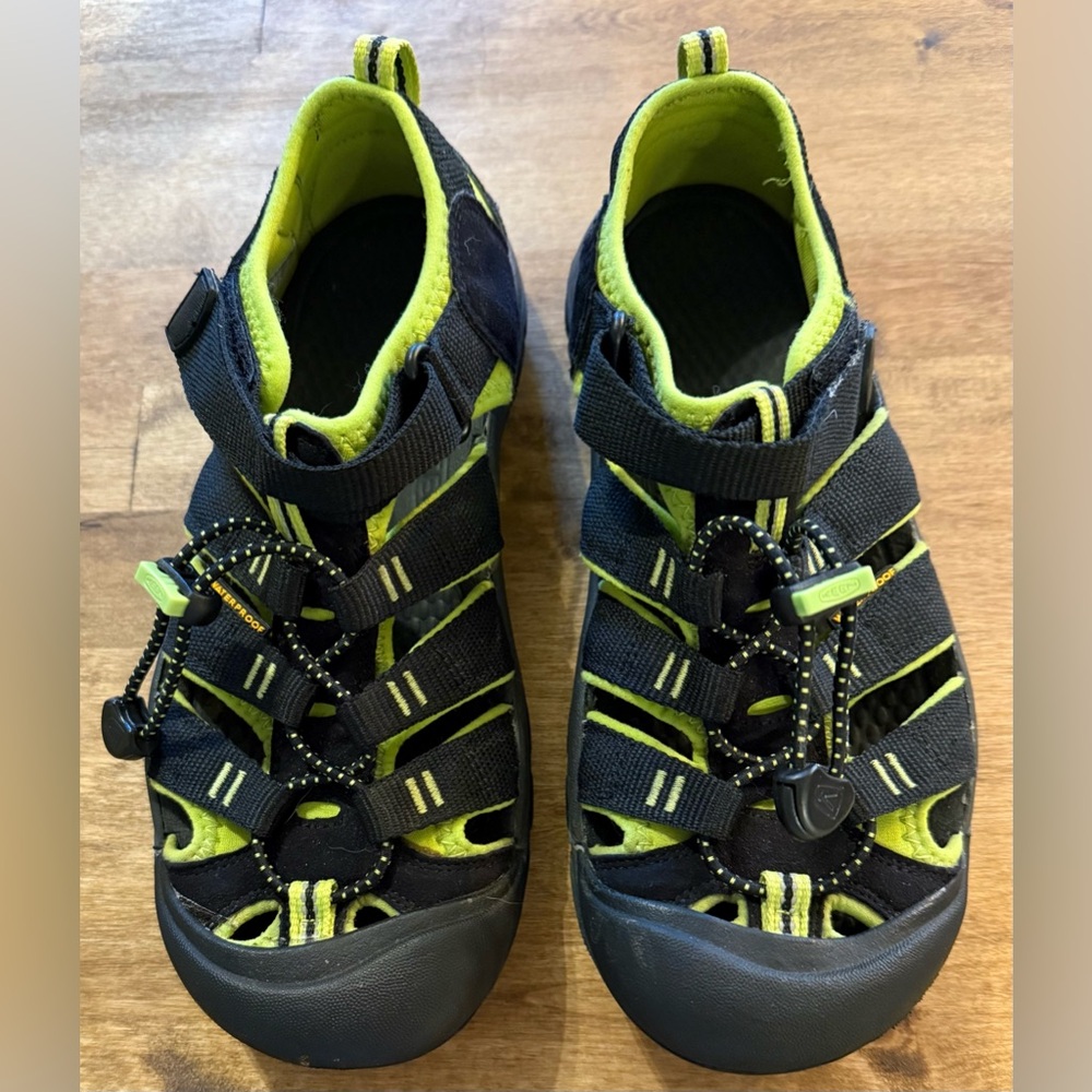 Keen Black and Green Kids Waterproof Sandals Size 5